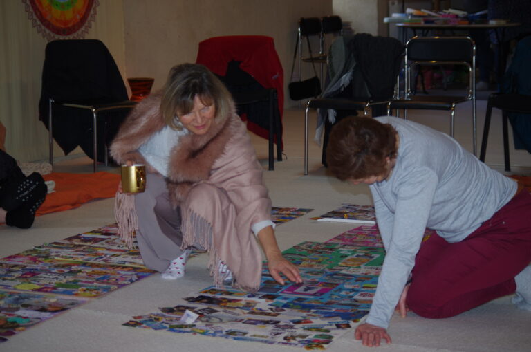 yasmina barotin et une femme qui conçoivent un tableau des merveilles durant le séminaire mon idéal de vie